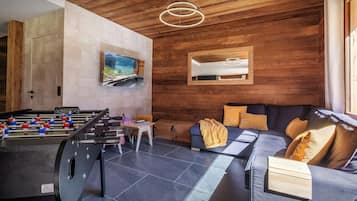 Televisión, chimenea, tenis de mesa y estéreo