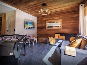 Una televisión, una chimenea, una mesa de tenis de mesa