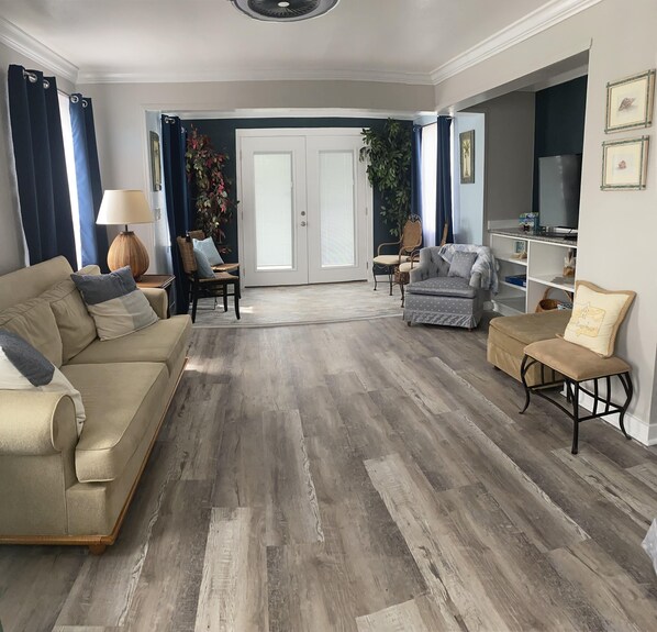 Smart TV, chimenea y libros 