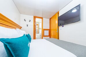 Hypo-allergenic bedding, iron/ironing board, free WiFi, bed sheets