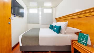 Habitación doble | Ropa de cama hipoalergénica y tabla de planchar con plancha