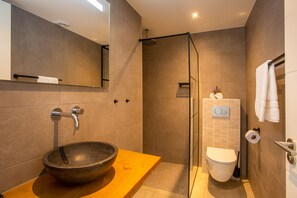 Dusche, Haartrockner, Handtücher, Toilettenpapier