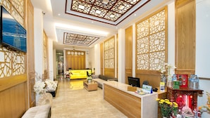 A hotel lobby with a reception desk, seating area, and decorative elements. - Me Gustas Downtown Hotel (Ho Chi Minh City)