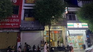 A multi-story hotel with a prominent sign for 'LAN ANH Hotel'. - Me Gustas Downtown Hotel (Ho Chi Minh City)