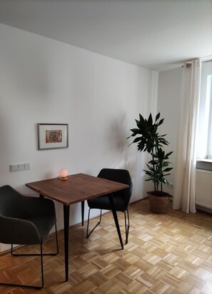 Exclusive Apartment, Private Bathroom, Garden View (Alte Tischlerei I) | Dining - Fünf Giebel Eck in der Freiheit am Ruhrtalradweg (Wetter)