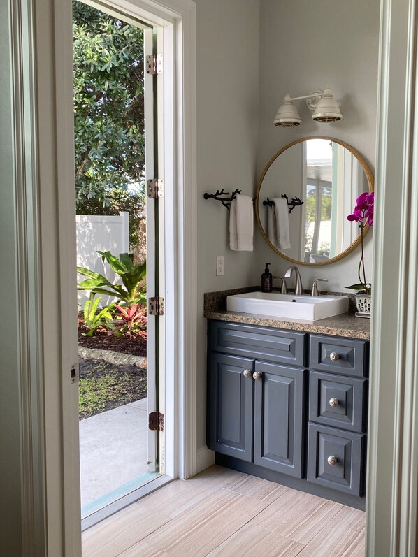 Combined shower/tub, jetted tub, hair dryer, towels