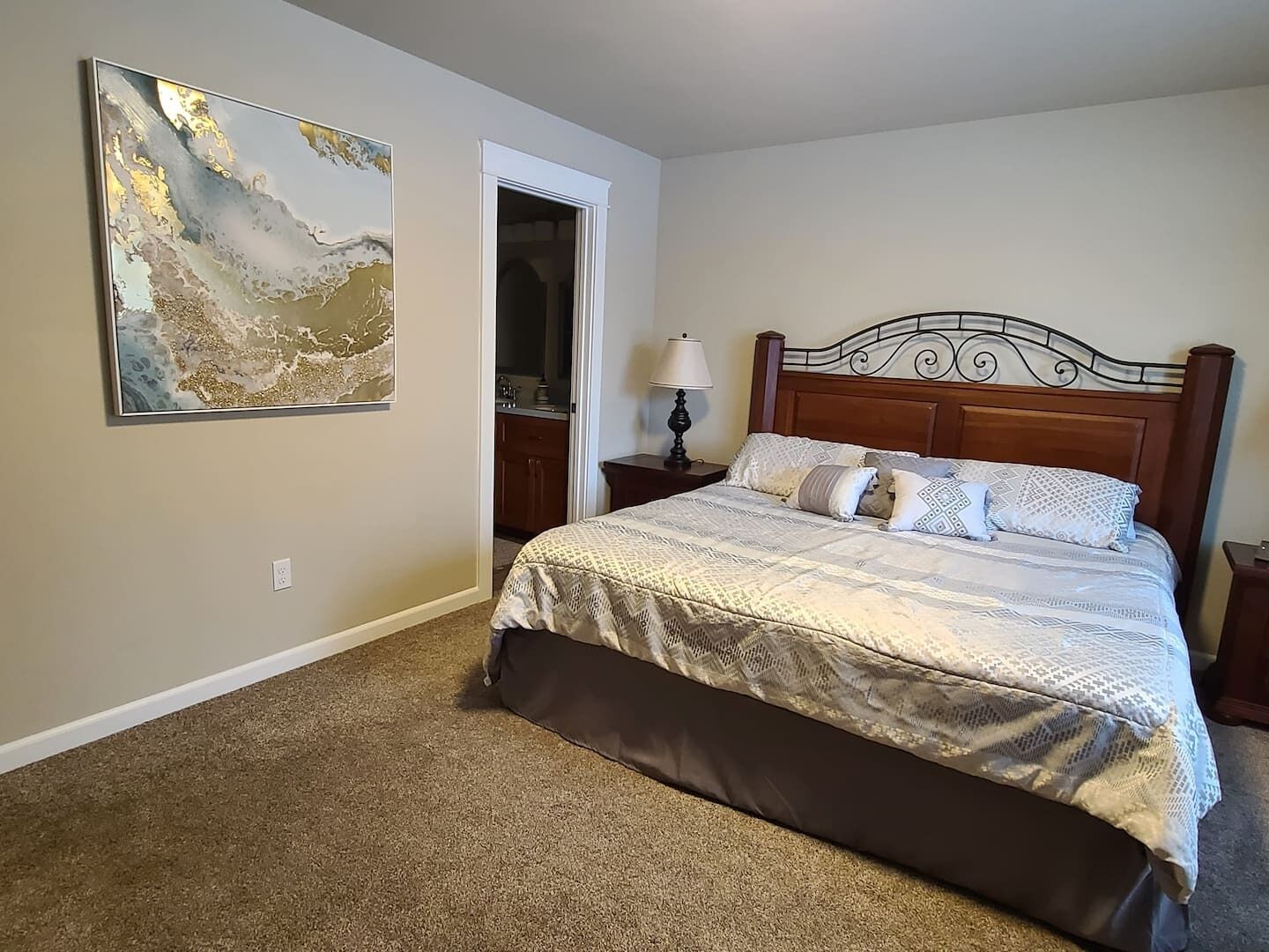 3 habitaciones, tabla de planchar con plancha y cuna de viaje 