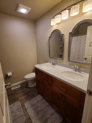 Combined shower/bathtub, hair dryer, towels, soap