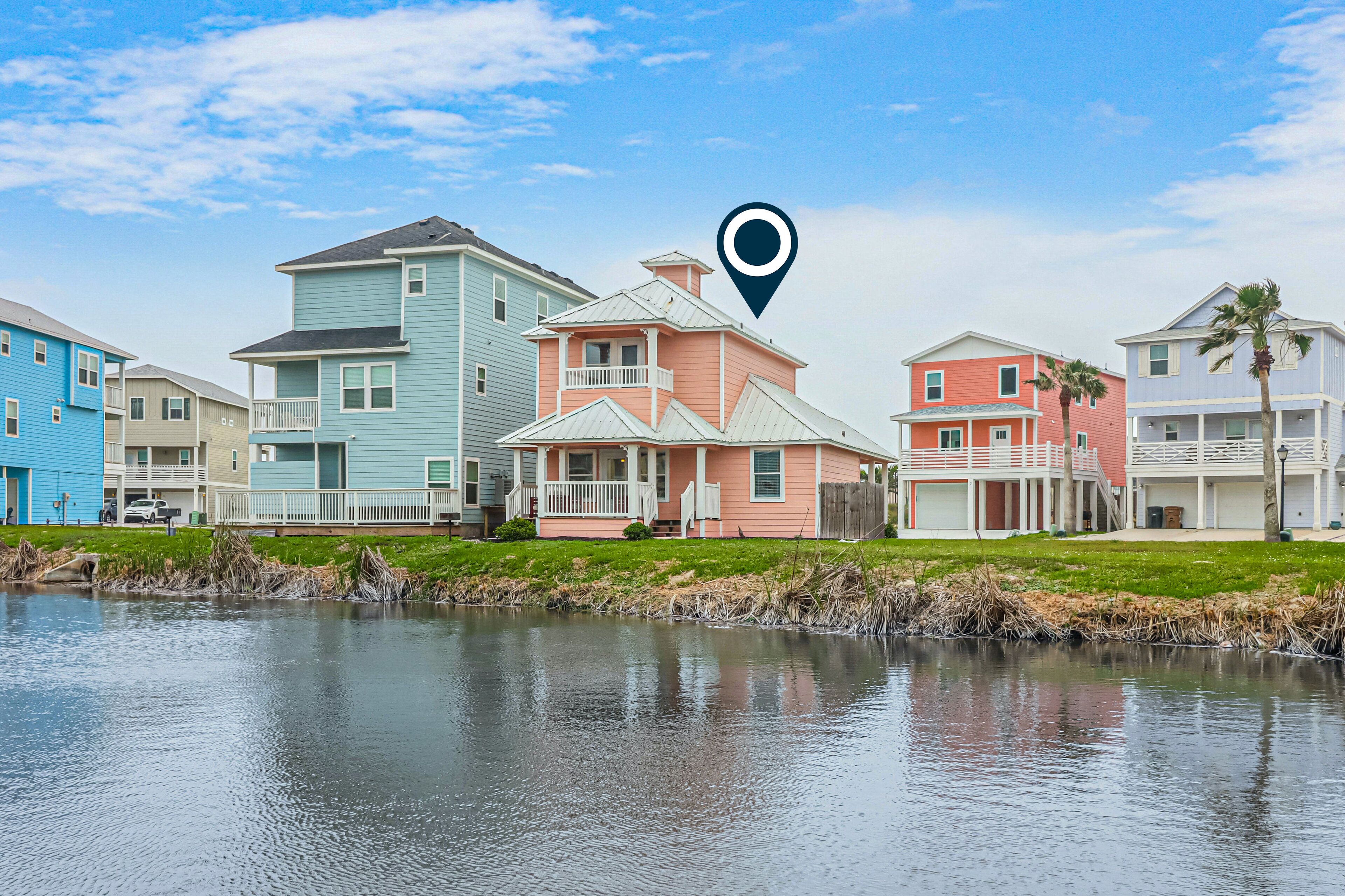 Dog-friendly multi-level home with pool, full kitchen, central AC & washer/dryer