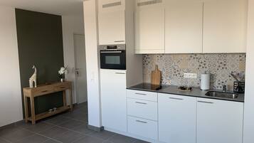 Een koelkast, een magnetron, een oven, een kookplaat