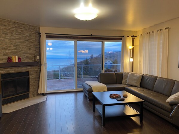 Smart-TV, Kamin, Bücher