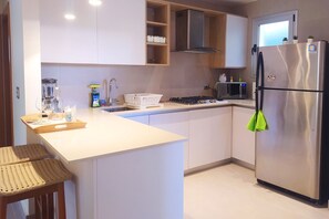 Kühlschrank, Mikrowelle, Ofen, Wasserkocher mit Kaffee-/Teezubehör