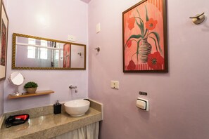 Studio | Bathroom | Shower, hair dryer, towels, soap - Minihouse Pinheiros (São Paulo)