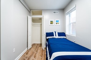3 habitaciones, escritorio y tabla de planchar con plancha 