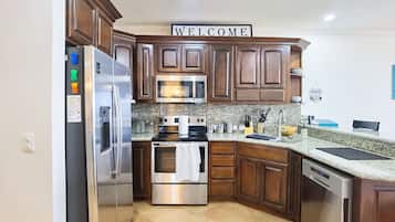 Habitación doble Confort | Cocina privada | Refrigerador con congelador, microondas, lavavajillas y licuadora