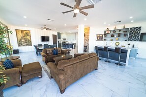 Condo panorámico | Área de sala de estar | Smart TV de 32 pulgadas con canales por cable y televisión