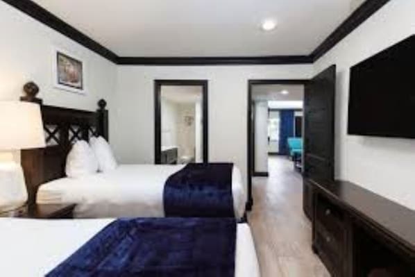 4 bedrooms, WiFi - A Cocoa Beach luxury condo resort- Pool and Beach steps away... (Cocoa Beach)