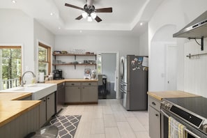 Fridge, microwave, oven, stovetop - The Cimarron Lake House on Table Rock Lake! (Eagle Rock)