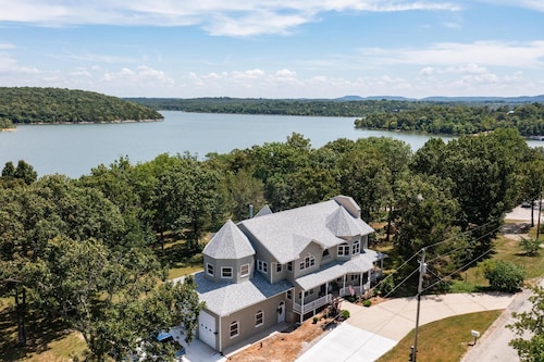 The Cimarron Lake House on Table Rock Lake!