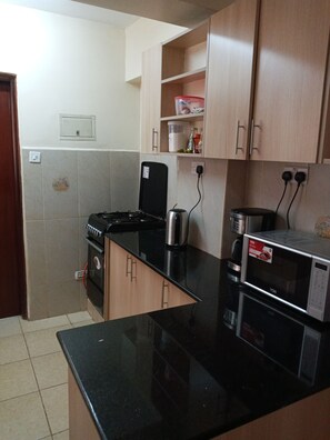 Kühlschrank, Mikrowelle, Ofen, Wasserkocher mit Kaffee-/Teezubehör