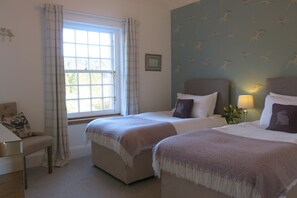 2 bedrooms, travel crib, WiFi, bed sheets - Castle Annex in Trossachs National Park (Aberfoyle)