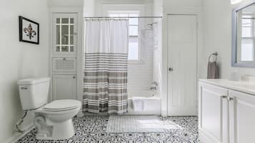 Tina con regadera, secadora de cabello, toallas, jabón