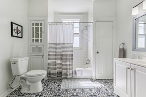 Combined shower/bathtub, hair dryer, towels, soap - ⚜ SPACIOUS SOUTHERN CHARM – NEAR MAGAZINE STREET ⚜ (New Orleans)