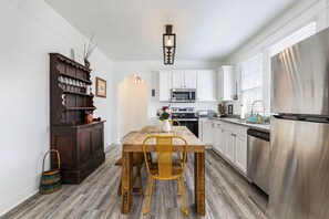 Fridge, microwave, oven, stovetop - ⚜ SPACIOUS SOUTHERN CHARM – NEAR MAGAZINE STREET ⚜ (New Orleans)