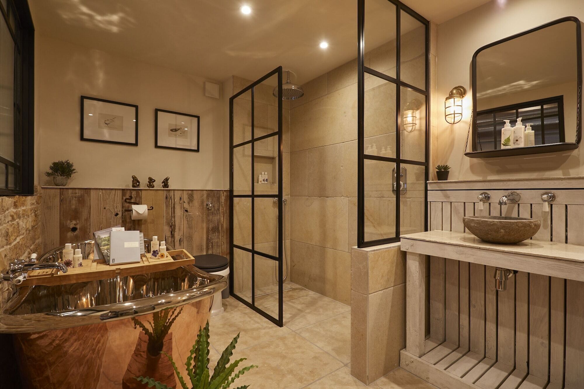 Une salle de bain moderne avec un meuble-lavabo en bois, un grand miroir et une cabine de douche en verre.