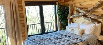 Treehouse cabin-unique stay-convenient location yet very secluded atmosphere