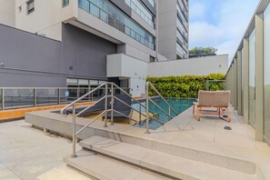 สระว่ายน้ำกลางแจ้ง