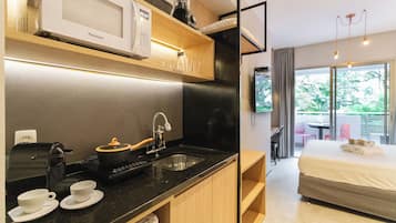 Estudio básico | Cocina privada | Refrigerador, microondas, cafetera de espresso y cafetera y tetera