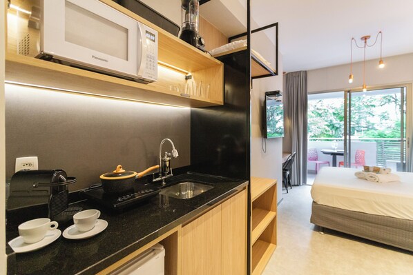 Basic Studio | Private kitchen | Fridge, microwave, espresso maker, coffee/tea maker