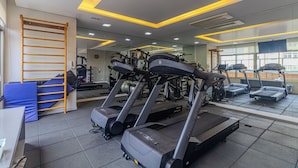 A gym with treadmills, exercise bikes, and a pull-up bar. - Studios E-side Vila Madalena (São Paulo)