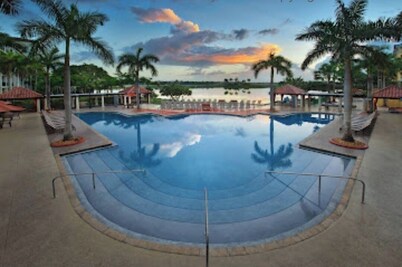 spacious master suite, full kitchen, sleeps 6, furnished balcony,