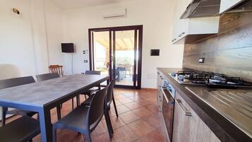 Kühlschrank, Ofen, Herdplatte, Kochgeschirr/Geschirr/Besteck