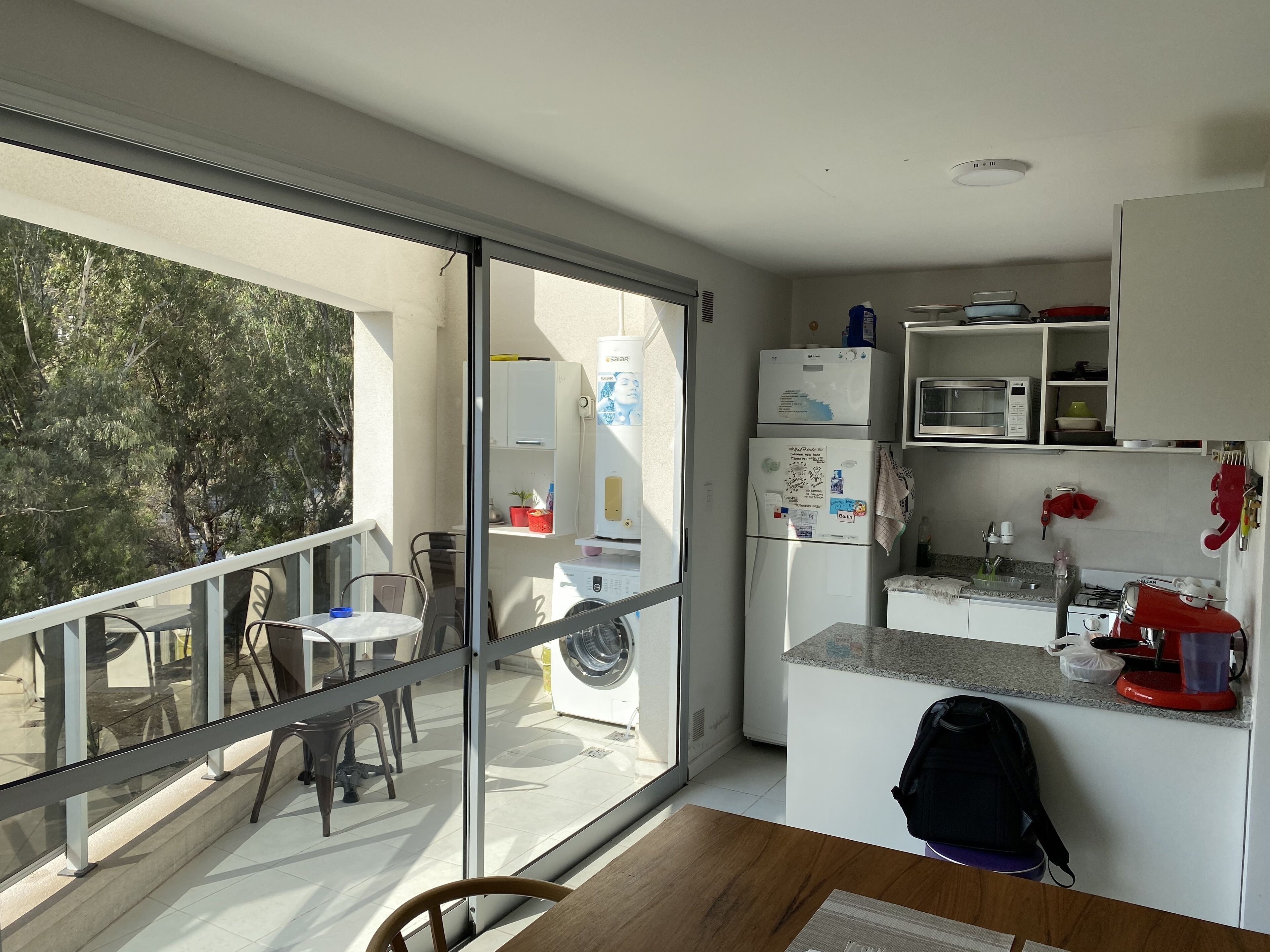 Kjøleskap, ovn, oppvaskmaskin og vannkoker