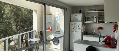 ثلاجة، فرن، غسالة أطباق، غلّاية كهربائية