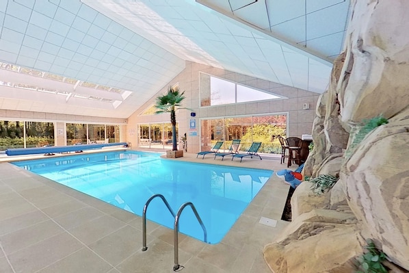Piscine couverte, accès possible de 08 h 00 à 21 h 00, chaises longues