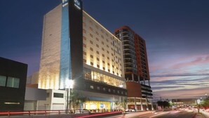 A hotel with multiple floors, large windows, and a prominent 'TRU' sign. - Tru By Hilton Monterrey Fundidora (Monterrey)