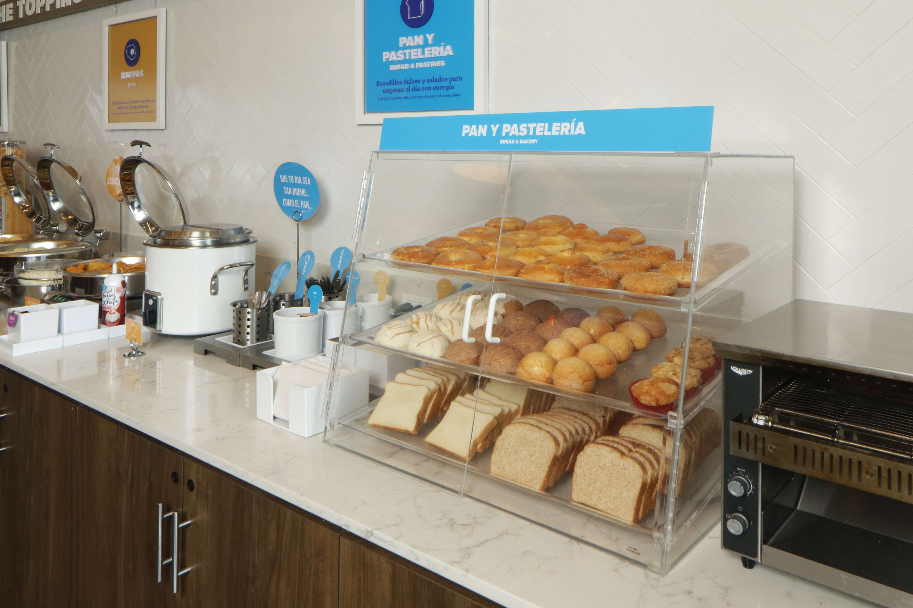 Een ontbijtbuffet met brood, gebak en een broodrooster.