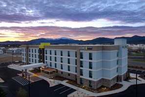 Exterior - Home2 Suites By Hilton Redding (Redding)
