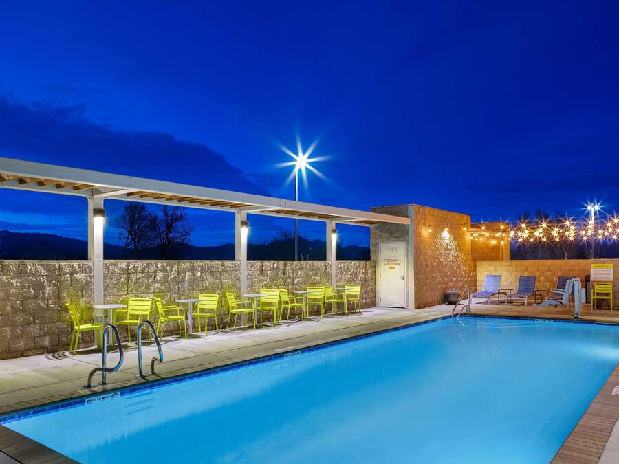 Una piscina al aire libre de temporada