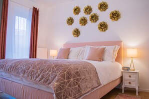 2 bedrooms, in-room safe, desk, iron/ironing board