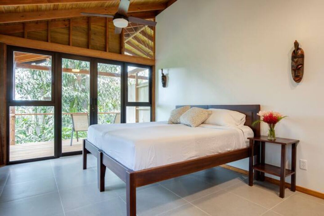 4 bedrooms, desk, iron/ironing board, free WiFi