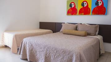 Escritorio, espacio para trabajar con laptop y wifi gratis