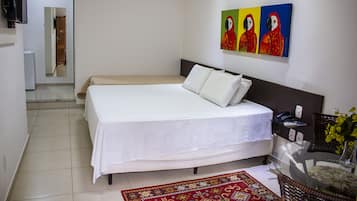 Quarto casal luxo | Escrivaninha, espaço de trabalho para notebook, Wi-Fi de cortesia