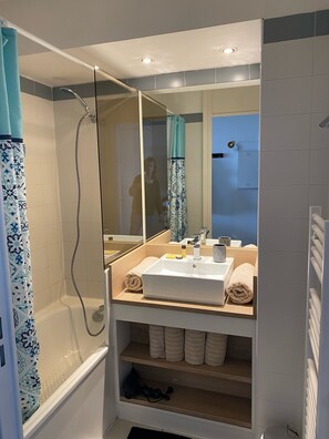 Combined shower/tub, hair dryer, towels