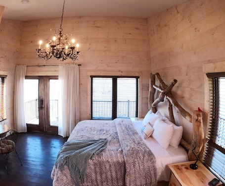 1 bedroom, free WiFi, bed sheets. The Riverbirch Treehouse-close to town yet steps away from total wilderness