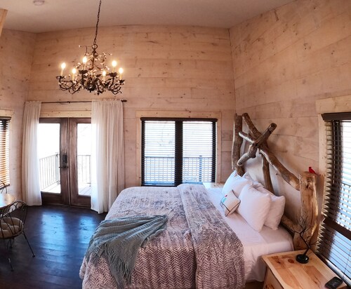 The Riverbirch Treehouse-close to town yet steps away from total wilderness